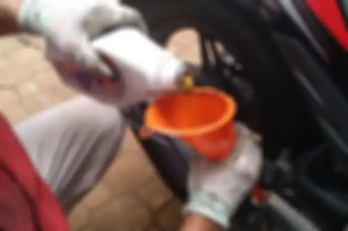 para pemilik Honda BeAT wajib rutin mengganti oli secara berkala agar tidak mengalami oli habis