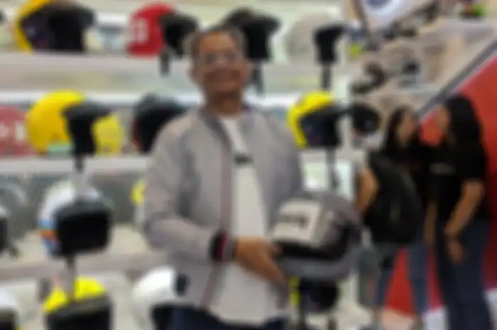 Salomon Manalu, Brand Manager JPX Helmet yang doyan modifikasi motor juga.