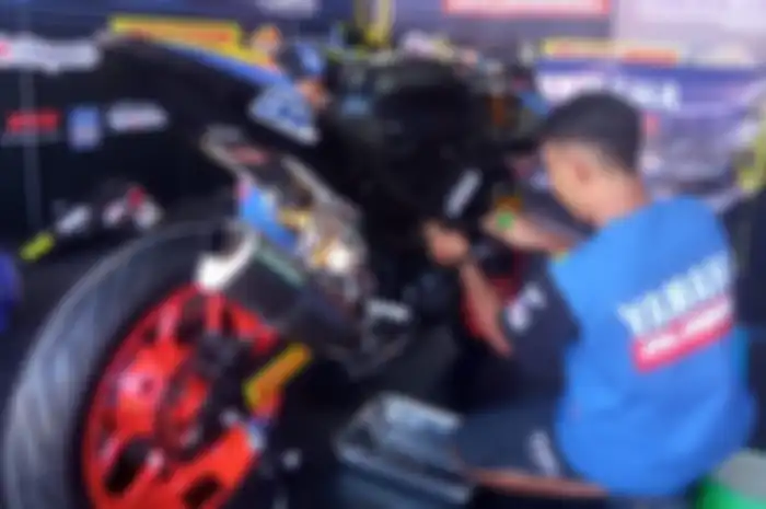 Berapa kali pakai satu botol oli dipakai balapan Yamaha R25 dan R15, jangan salah pilih SAE dan kapasitasnya.