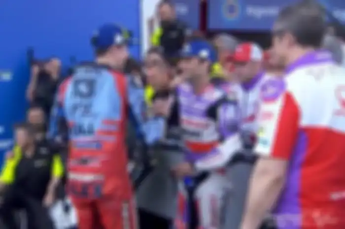 Adik Marc Marquez, Alex Marquez (kiri) dan Johann Zarco (kanan).