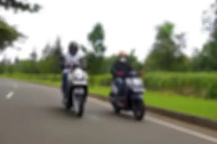 Ilustrasi motor matic Honda yang pakai rangka eSAF, Scoopy (kiri) dan Genio (kanan).