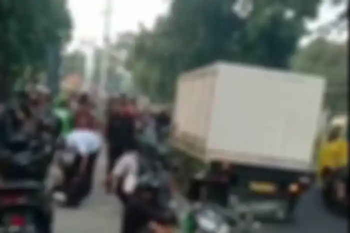 Truk bermuatan hebel menabrak tujuh pemotor yang melawan arah di Jalan Lenteng Agung Raya arah Depok, Jakarta Selatan pada Selasa (22/8/2023) sekitar pukul 07.00 WIB.