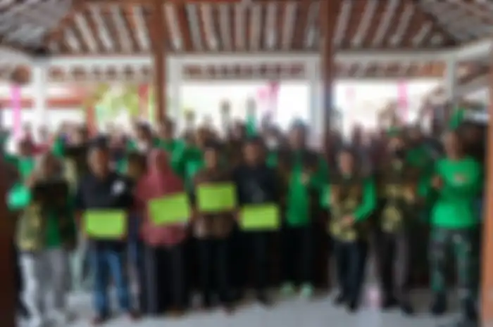 Sejumlah petani buruh tembakau Blora terima BLT DBHCHT di Balai Desa Genjahan, Kecamatan Jiken, Kabupaten Blora, Jawa Tengah, Selasa (22/11/2022)