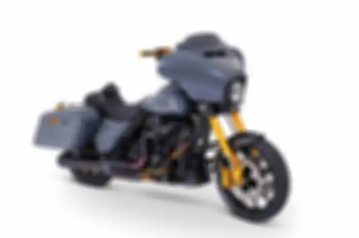 Hasil modifikasi motor Harley-Davidson Street Glide bergaya balap.