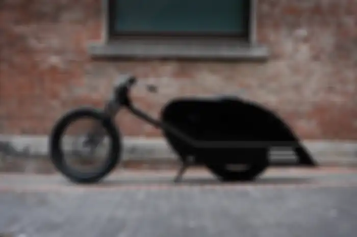 Modifikasi motor listrik hasil konversi Honda C70. Gaya bagger clean look bikin terpesona.