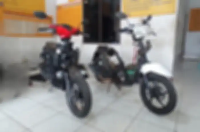 Perbandingan Honda BeAT rangka eSAF (kiri) dan yang belum eSAF (kanan).