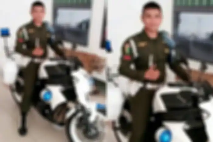 Anggota Paspampres Praka Riswandi Manik atau Praka RM bareng moge Kawasaki ER-6n.