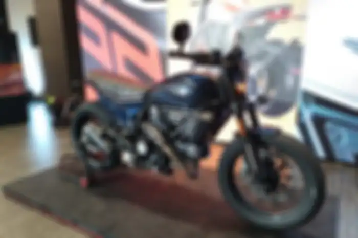 Ducati Scrambler tipe Nigtshifet berwarna biru gelap. 