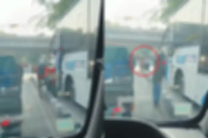 Ujung-ujungnya dikejar sopir bus Transjakarta gara-gara pemotor maksa keluar busway diduga bikin lecet.