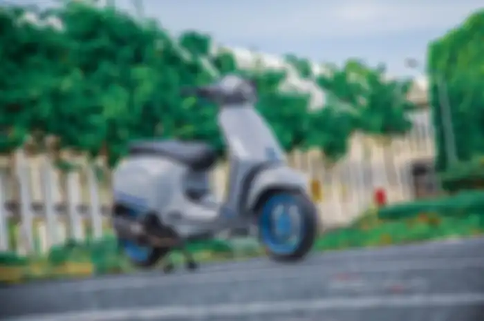 Modifikasi motor Vespa Sprint, tampil stylish dengan warna dan aksesoris selaras.