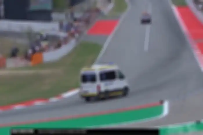 Mobil ambulans yang bawa Francesco Bagnaia usai kecelakaan parah di MotoGP Catalunya 2023 dapat tepuk tangan dari penonton.