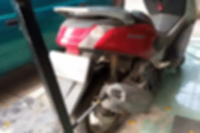 Motor injeksi Yamaha NMAX melakukan uji emisi di Farama Consultant Pondok Bambu, Jakarta Timur, Senin (4/9/2023).