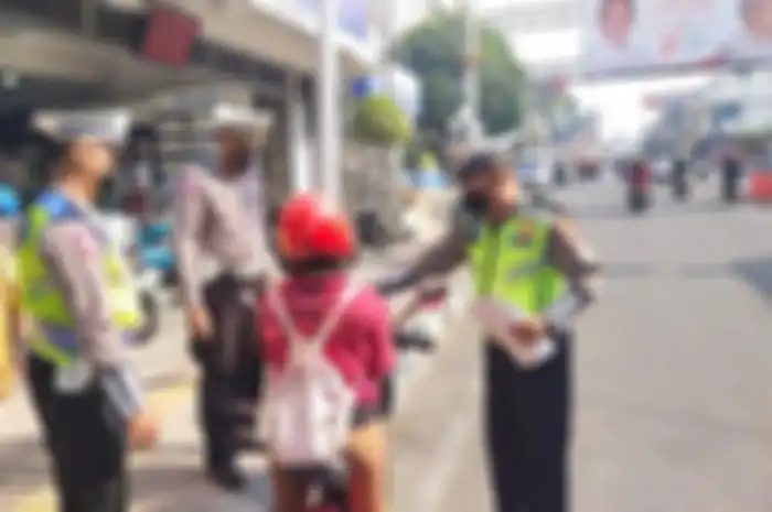 Polisi di Purwakarta, Jabar menilang pengendara sepeda listrik di Jalan Raya. Ada ketentuan hukum dan penggunaan. 