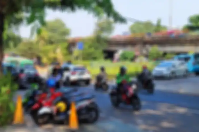 Kesalnya penjaga keamanan di Tebet gara-gara ulah pemotor lawan arah.