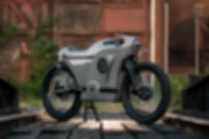 Gaya cafe racer ramping, modifikasi motor listrik ini punya bodywork dari material spesial bro!