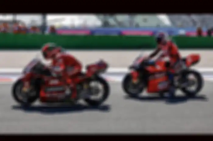 Francesco Bagnaia (depan) manfaatkan teknologi canggih motor MotoGP tak hanya di lintasan tapi juga saat berhenti