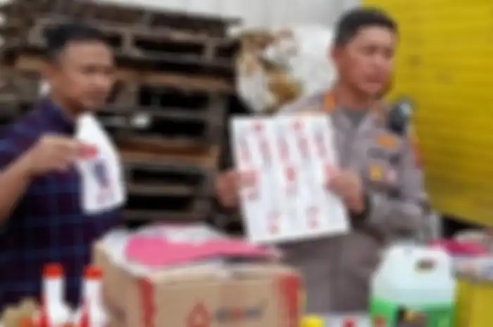 Pabrik oli palsu di Deli Serdang digerebek polisi, pemilik gudang (D) pembuat oli palsu dibekuk polisi.