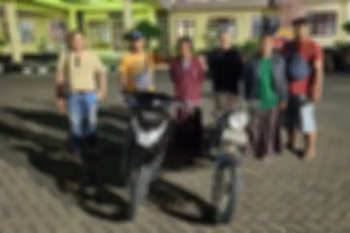Maling motor spesialis pelanggan warkop di Situbondo akhirnya tertangkap setelah buron satu bulan. 