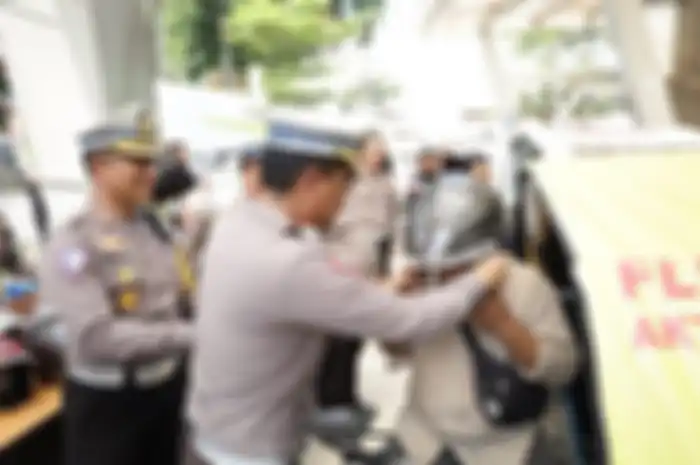 Polda Sumut membagikan 200 helm kepada tukang bentor atau beca bermotor yang jarang pakai helm. 