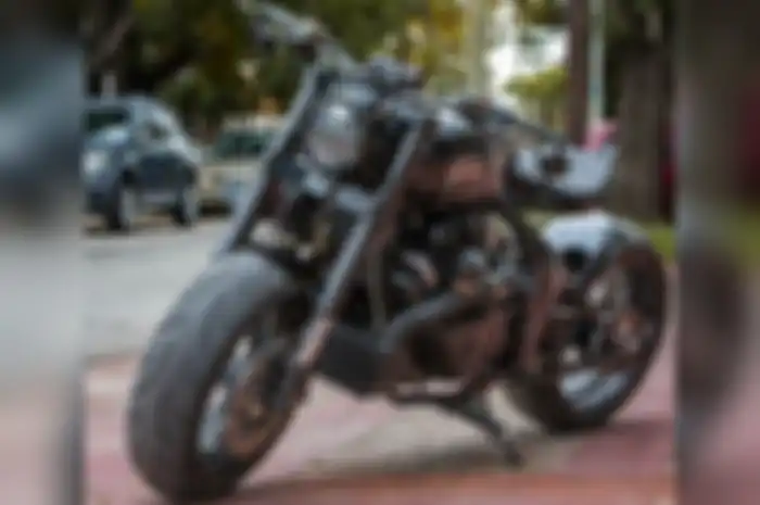 Hasil modifikasi motor Royal Enfield Interceptor 650 bergaya bobber dan powernya sadis.