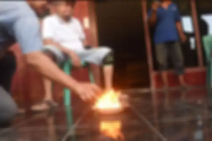 Warga Kediri Jawa Timur digegerkan sumur mengandung bensin dan bisa terbakar.