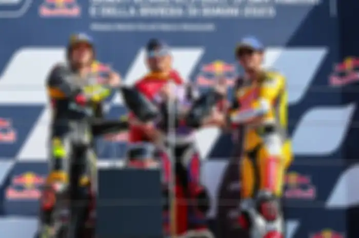 Podium MotoGP MIsano 2023, Jorge Martin (tengah) belum bisa percaya bikin banyak rekor dan berhasil kalahkan Marco Bezzecchi (kiri) dan Francesco Bagnaia (kanan)