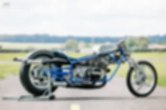 Sangar banget, modifikasi motor 2-tak Yamaha RD350. Punya dua mesin ditempel jadi satu!