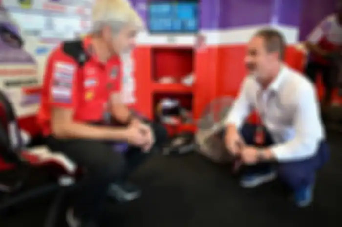 Sosok penting MotoGP Luigi Dall'Igna (kiri) disebut jadi incaran Honda demi pertahankan Marc Marquez, diskusi dengan Manager Balap R2 Michelin Piero Taramasso di tes MotoGP Misano 2023 lalu