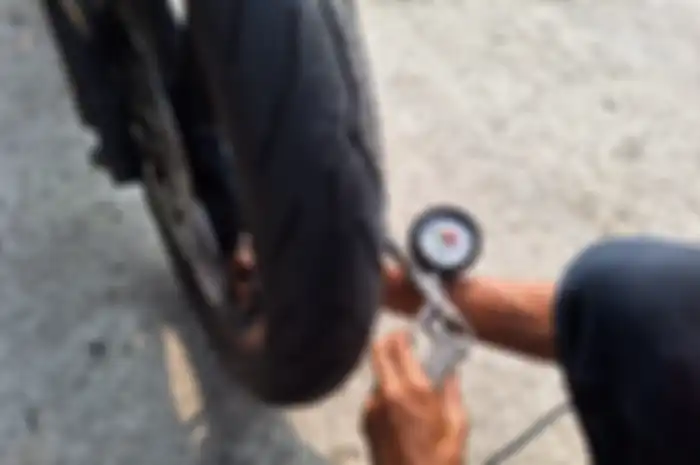 Ilustrasi. Cek tekanan angin ban motor bisa bikin konsumsi bensin makin irit.