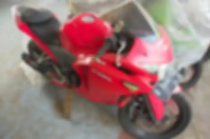 Motor murah Honda CBR250R CBU Thailand dilelang di Tangerang.