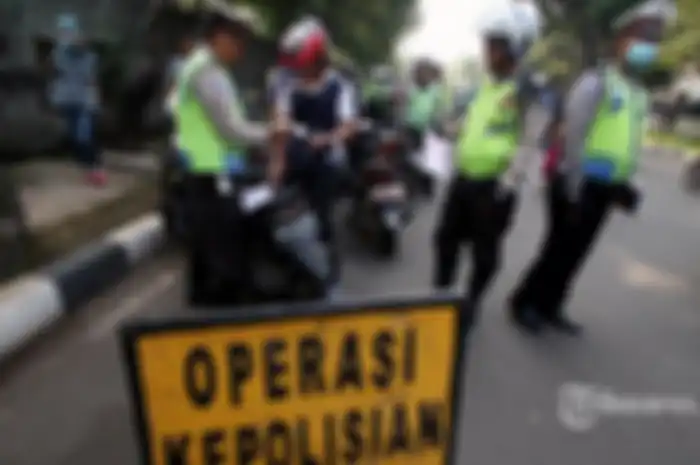 Ilustrasi polisi tilang pelanggar lalu lintas dalam razia Operasi Zebra Jaya 2023.