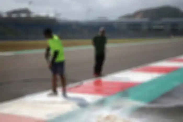 Proses pengecatan piano atau kerb lintasan Sirkuit Mandalika menjelang balap MotoGP Mandalika 2023.