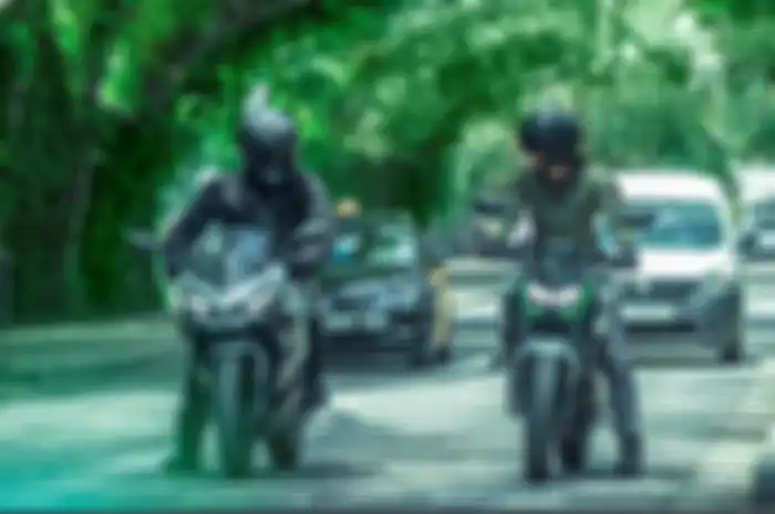 Motor listrik Kawasaki Ninja e-1 (kiri) dan Z e-1 (kanan).
