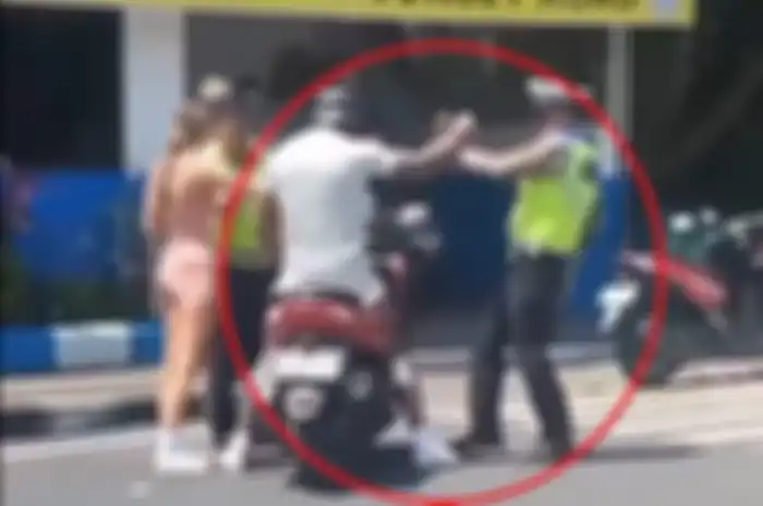WNA atau bule asal Inggris tertangkap kamera mendorong Polisi saat diberikan teguran di Sunset Road, Bali. Terancam deportasi. 