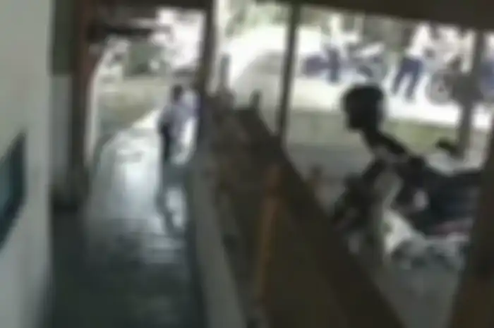 Detik-detik bocah SMP freestyle pakai motor tabrak tembok masjid hingga rubuh dan menimpa bocah SD sedang wudu.