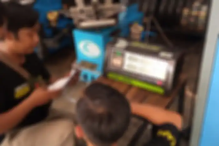 Pembacaan hasil uji emisi motor menggunakan alat di Planet Ban
