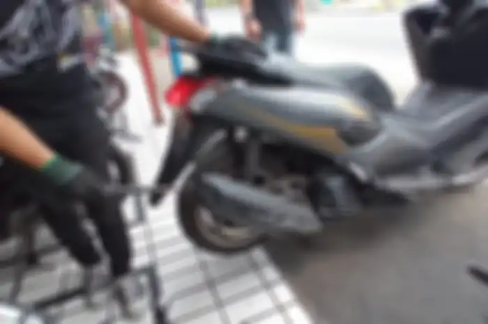 Motor Yamaha NMAX uji emisi di Planet Ban Cilodong, Depok, Jawa Barat. 