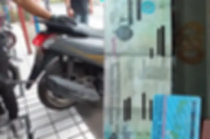 Ilustrasi motor uji emisi (kiri) dan dokumen STNK, BPKB dan KTP untuk bayar pajak kendaraan (kanan).