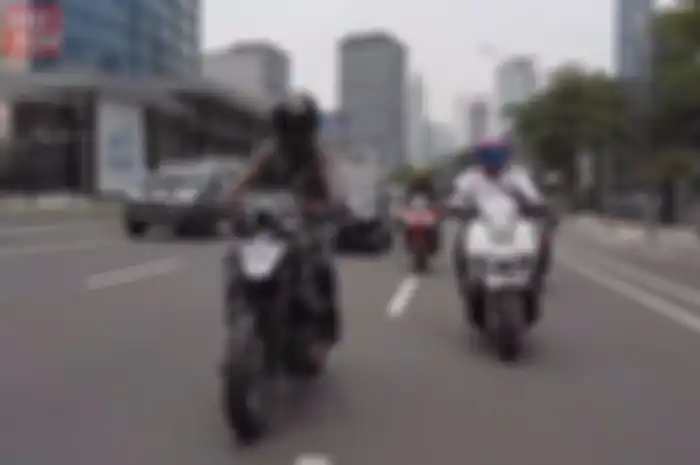 Foto ilustrasi naik motor. Tarif parkir tertinggi Rp 7.500 per jam untuk mobil berlaku bulan depan, khusus yang enggak lulus ini.