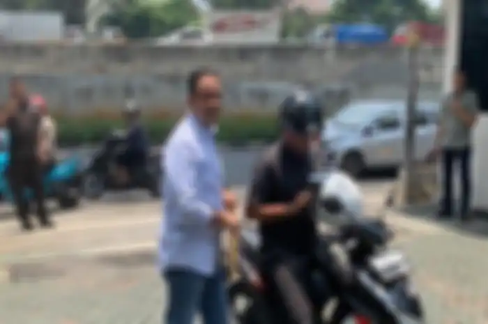 Momen Anies Baswedan turun dari motor murah Honda BeAT, kemudian urus SKCK.