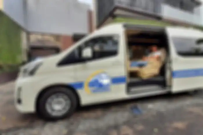 Mobil van Hiace Premio yang dimiliki Andarabus