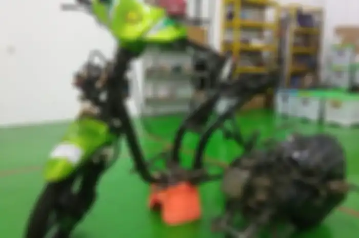 Proses konversi motor bensin jadi motor listrik ternyata cepat cuma butuh waktu 30 menit.