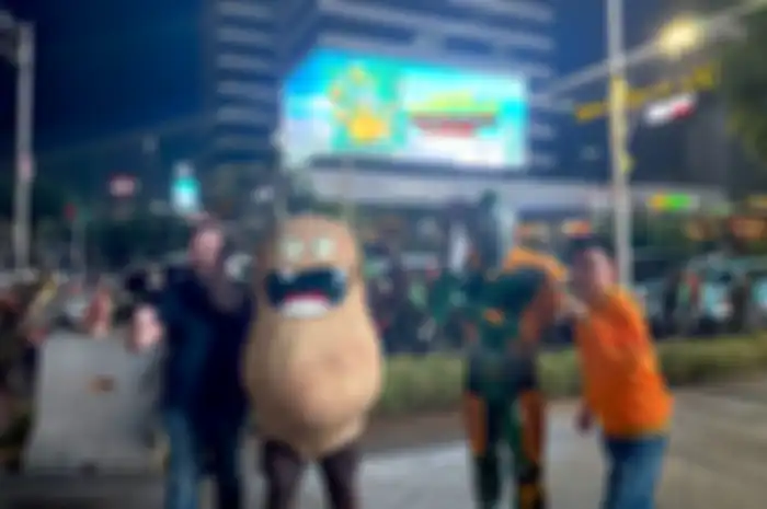 Rasa baru Chitato Lite Aburi Seaweed diperkenalkan lewat videotron di Gedung Sarinah Jakarta.