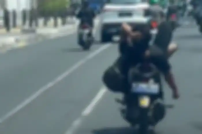 Aksi akrobat dengan rebahan di tengah jalan di Depok langsung kena tilang