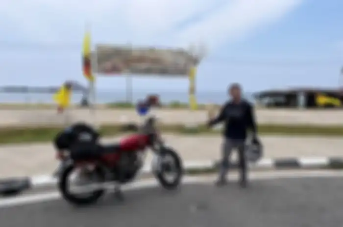 Priyo Handoko, biker yang touring pakai Honda CB125 ke luar negeri.