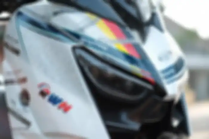 Modifikasi motor Yamaha XMAX mesin dan tenaga bengis motif helm mantan pembalap F1.