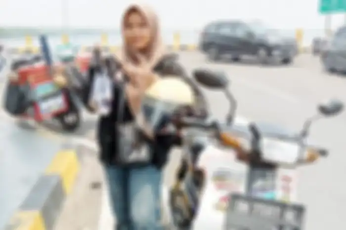 Wow cewek hijab yang sekaligus lady bikers ini touring menuju HBD Lampung dari Bangka, dengan naik motor Honda Astrea Grand!