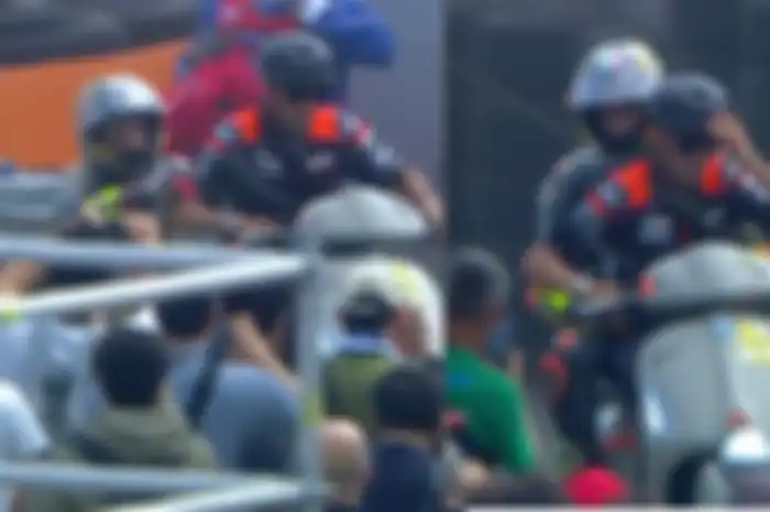 Momen Marco Bezzecchi terjatuh dari Vespa GTV seharga Rp 176 juta usai kecelakaan di FP1 MotoGP Jepang 2023. 