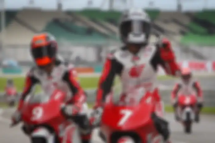 Pembalap muda Indonesia, Veda Ega (#7) memenangkan Race 1 ATC Jepang 2023. Bikin pembalap Jepang malu. 