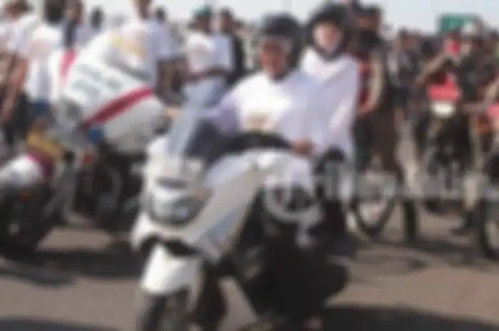 Gubernur Jawa Timur Khofifah Indar Parawansa naik Yamaha NMAX bonceng artis, ramai dikabarkan jadi Cawapres Ganjar Pranowo.